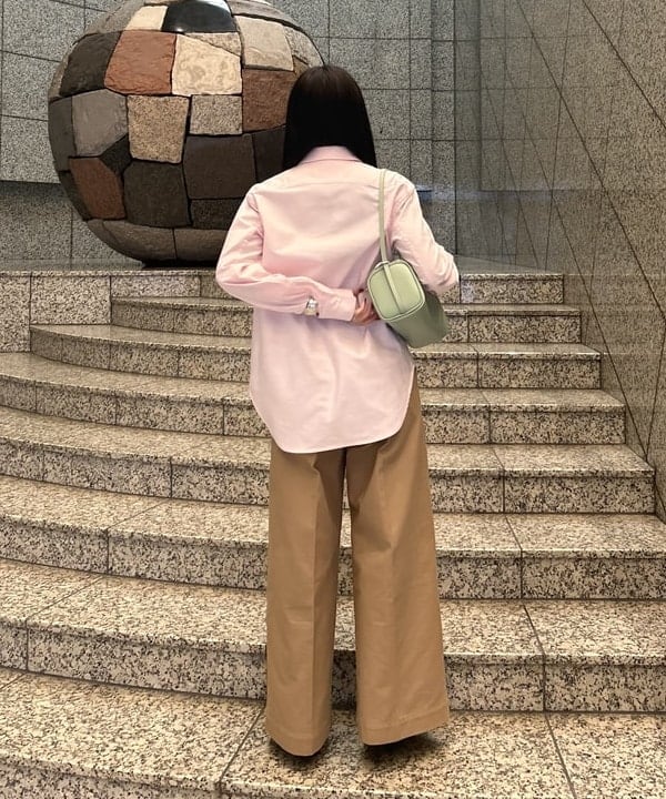 大槻 まひろさんの「BEAMS WOMEN｜AK+1 / コットン オックス シャツ」を使ったコーディネート