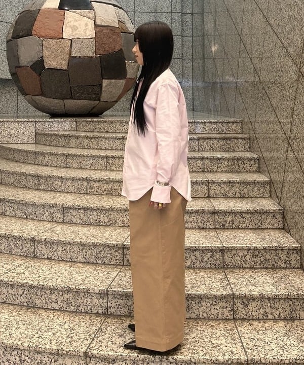大槻 まひろさんの「BEAMS WOMEN｜AK+1 / コットン オックス シャツ」を使ったコーディネート