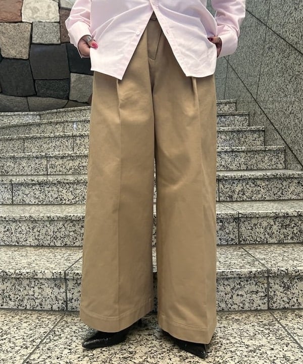 大槻 まひろさんの「BEAMS WOMEN｜AK+1 / コットン オックス シャツ」を使ったコーディネート