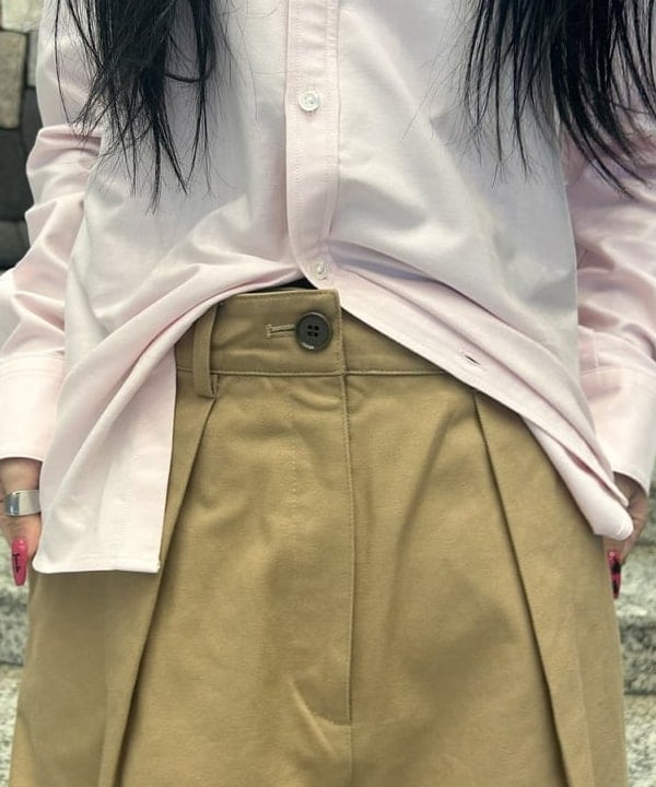 大槻 まひろさんの「BEAMS WOMEN｜AK+1 / コットン オックス シャツ」を使ったコーディネート