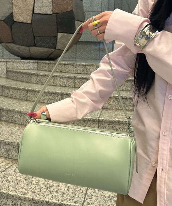 大槻 まひろさんの「BEAMS WOMEN｜AK+1 / コットン オックス シャツ」を使ったコーディネート