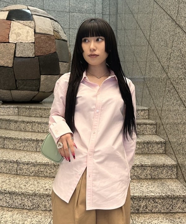 大槻 まひろさんの「BEAMS WOMEN｜AK+1 / コットン オックス シャツ」を使ったコーディネート