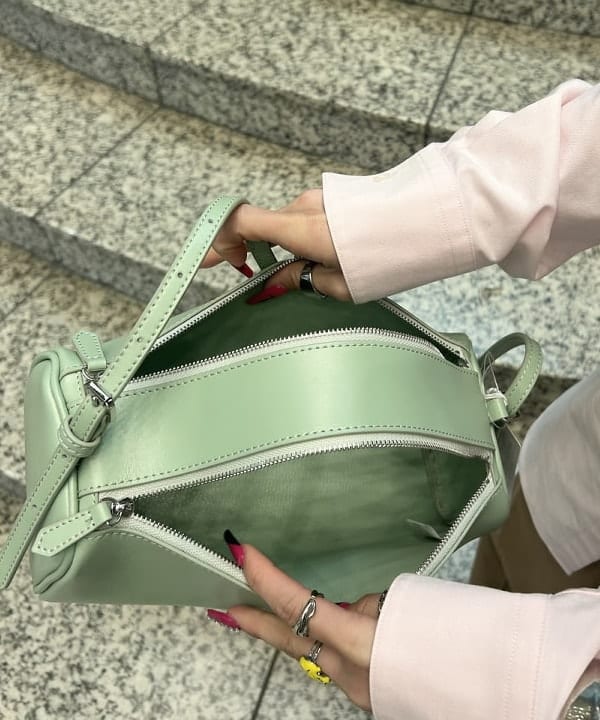 大槻 まひろさんの「BEAMS WOMEN｜AK+1 / コットン オックス シャツ」を使ったコーディネート