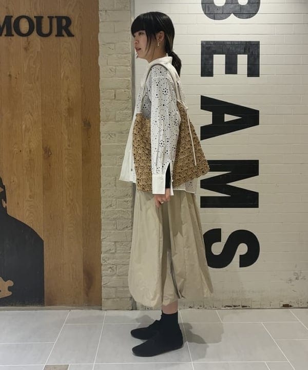 中平 あみさんの「BEAMS WOMEN｜アイレット パターン オーバーシャツ」を使ったコーディネート