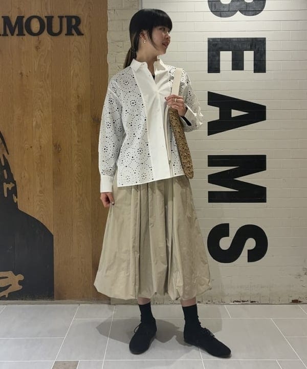 中平 あみさんの「BEAMS WOMEN｜アイレット パターン オーバーシャツ」を使ったコーディネート