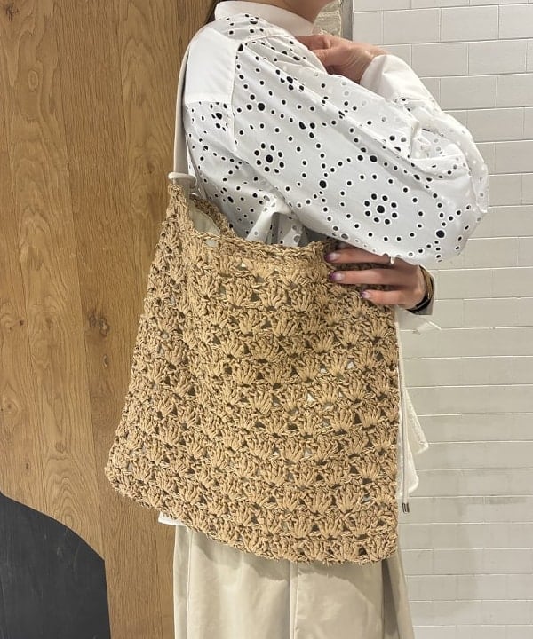 中平 あみさんの「BEAMS WOMEN｜アイレット パターン オーバーシャツ」を使ったコーディネート