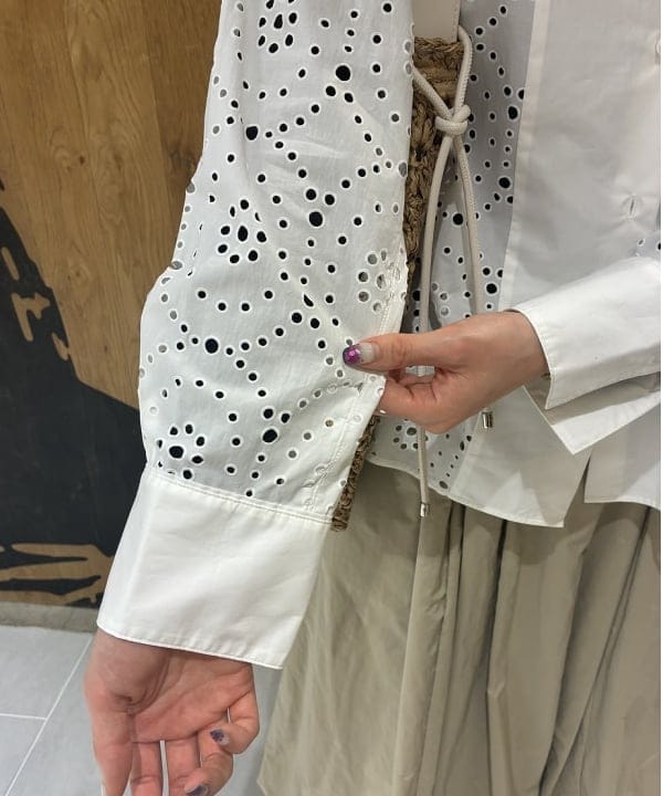 中平 あみさんの「BEAMS WOMEN｜アイレット パターン オーバーシャツ」を使ったコーディネート