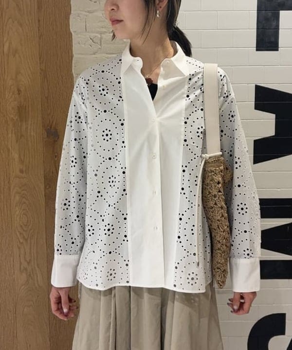 中平 あみさんの「BEAMS WOMEN｜アイレット パターン オーバーシャツ」を使ったコーディネート