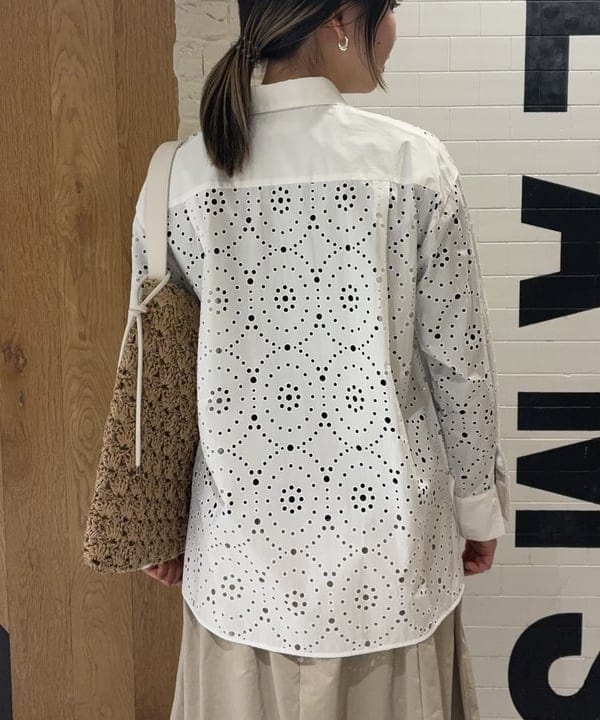 中平 あみさんの「BEAMS WOMEN｜アイレット パターン オーバーシャツ」を使ったコーディネート