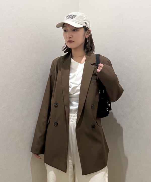 松本 佳菜子さんの「BEAMS WOMEN｜4ボタン ダブル テーラード ジャケット」を使ったコーディネート
