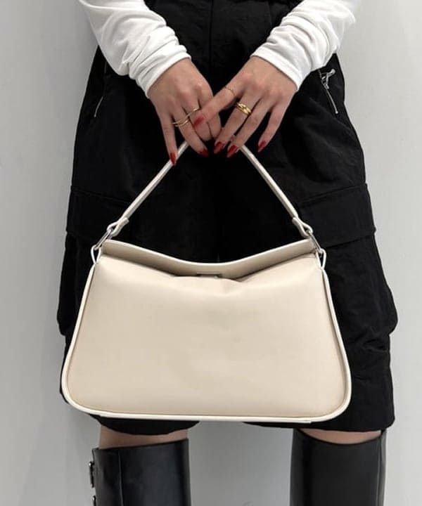 松本 佳菜子さんの「BEAMS WOMEN｜ストライプ ビッグ シャツ」を使ったコーディネート