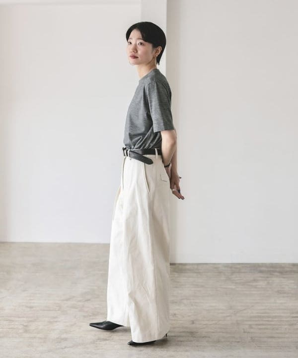 SANOさんの「BEAMS WOMEN｜【別注】スタイリスト佐藤佳菜子 &times; SLOANE / ウール混 クルーネック  Tシャツ」を使ったコーディネート