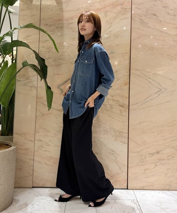 茂野 真楓さんの「BEAMS WOMEN｜AK+1 / 8オンス ウォッシュド シャツ」を使ったコーディネート