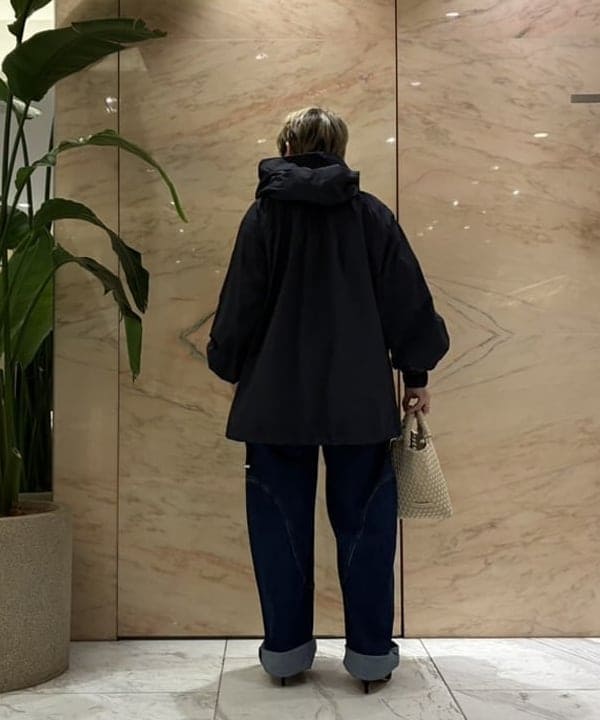 塚越 有紀さんの「BEAMS WOMEN｜CINOH / マット ナイロン フーディーブルゾン」を使ったコーディネート