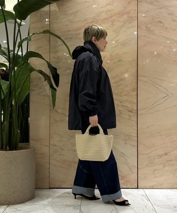 塚越 有紀さんの「BEAMS WOMEN｜CINOH / マット ナイロン フーディーブルゾン」を使ったコーディネート