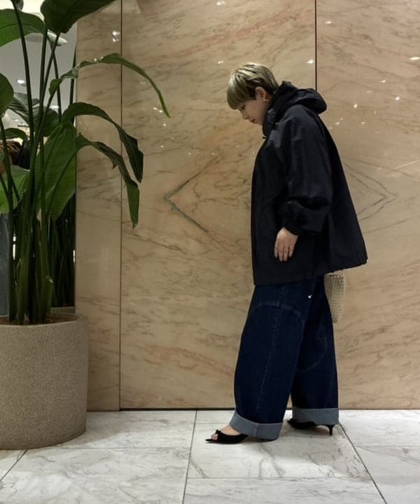 塚越 有紀さんの「BEAMS WOMEN｜CINOH / マット ナイロン フーディーブルゾン」を使ったコーディネート