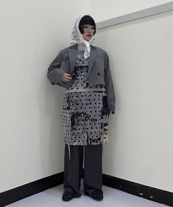 ショート丈ジャケットで作る、奥行きのあるモードスタイル