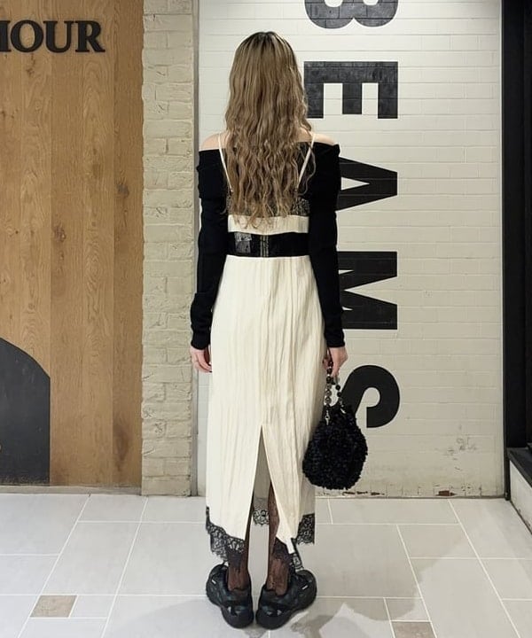 江口 息吹さんの「BEAMS WOMEN｜レース キリカエ キャミワンピース」を使ったコーディネート