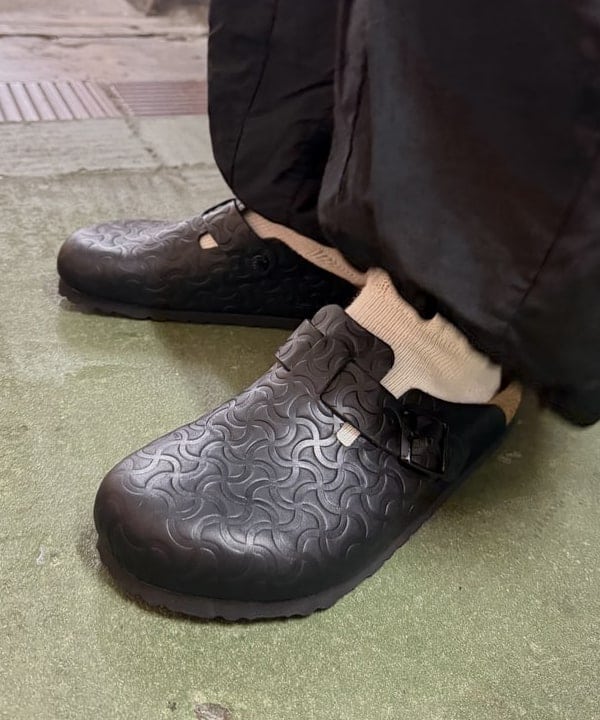 山本 泰紀さんの「BEAMS WOMEN｜【別注】BIRKENSTOCK / BOSTON &ldquo;BONE PATTERN&rdquo; Smooth BLACK」を使ったコーディネート
