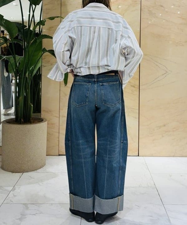 岩沢 珠代さんの「BEAMS WOMEN｜B SIDES / RELAXED CUFFED LASSO デニムパンツ VISTA BLUE」を使ったコーディネート