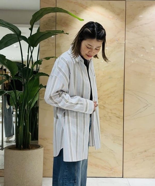 岩沢 珠代さんの「BEAMS WOMEN｜B SIDES / RELAXED CUFFED LASSO デニムパンツ VISTA BLUE」を使ったコーディネート