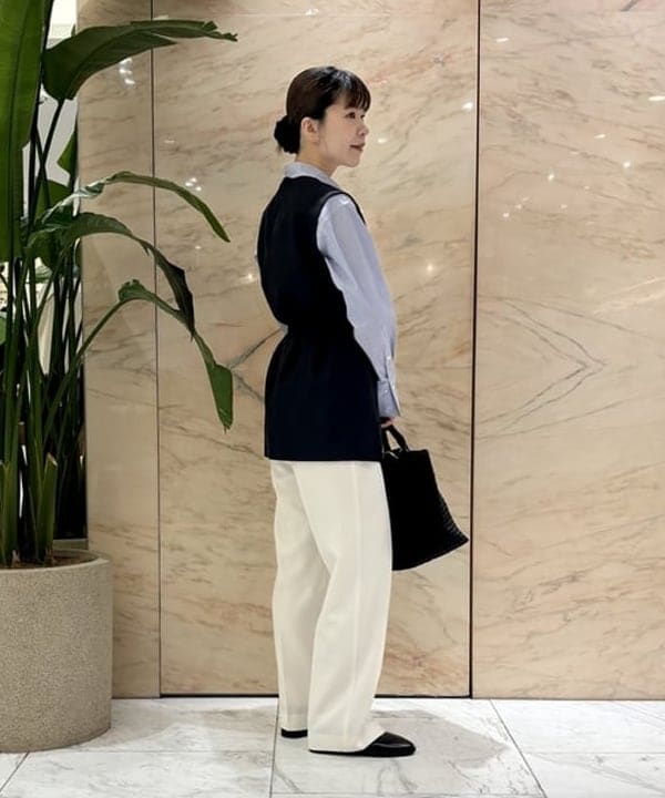 AONO SHIKAMAさんの「BEAMS WOMEN｜【別注】ATON / ウールトロピカル ノーカラー ジレ」を使ったコーディネート