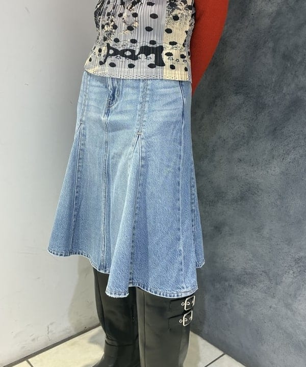 SAEさんの「BEAMS WOMEN｜LEVI&rsquo;S(R) / GODET KNEE LENGTH SKIRT」を使ったコーディネート