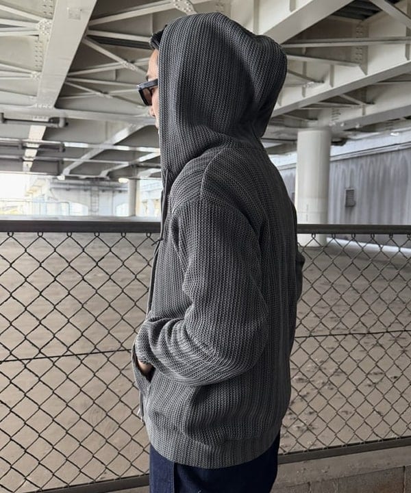 川崎 駿希さんの「BEAMS WOMEN｜メッシュ ジップアップ フーディ【リラックスフィット】」を使ったコーディネート