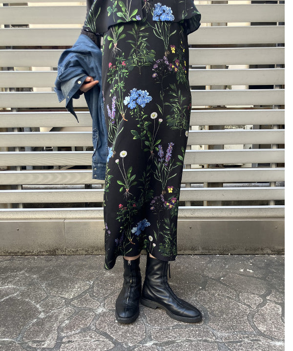 岡 妃呂美さんの「BEAMS WOMEN｜【別注】TICCA / フラワー プリント キャミワンピース」を使ったコーディネート