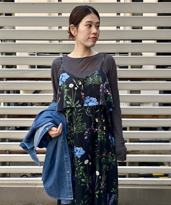 岡 妃呂美さんの「BEAMS WOMEN｜【別注】TICCA / フラワー プリント キャミワンピース」を使ったコーディネート