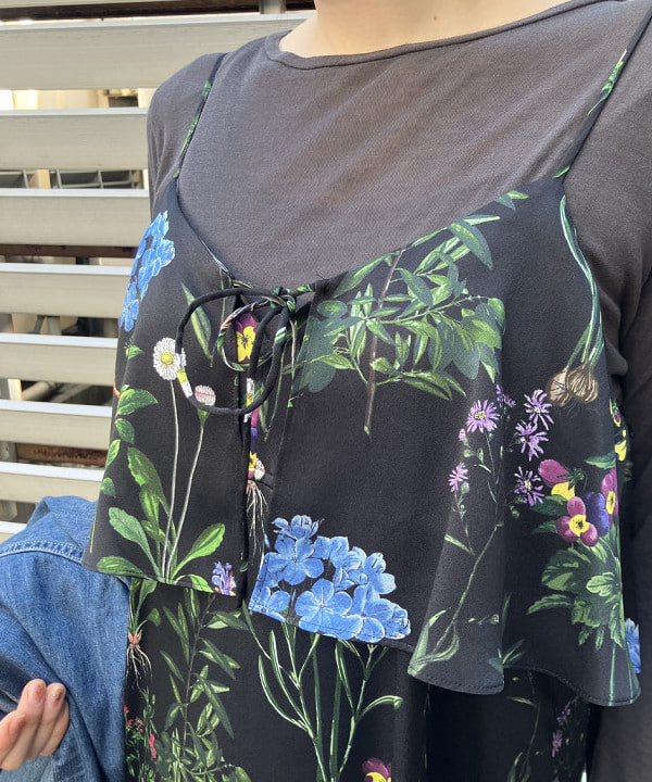 岡 妃呂美さんの「BEAMS WOMEN｜【別注】TICCA / フラワー プリント キャミワンピース」を使ったコーディネート