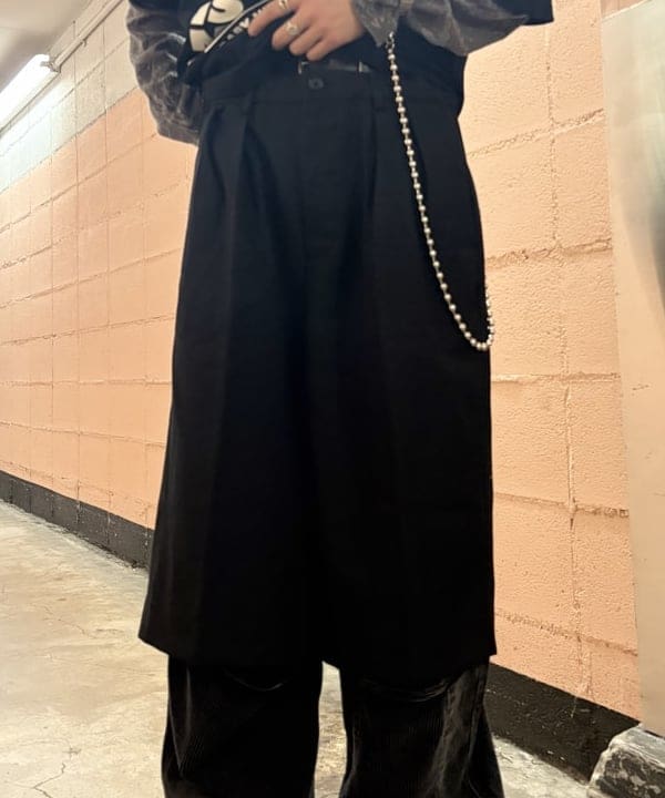 岡安 優馬さんの「BEAMS WOMEN｜【ワイドストレートフィット】ショート スラックス」を使ったコーディネート