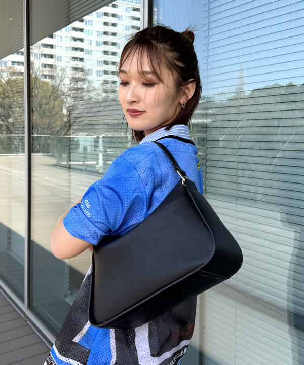 松本 佳菜子さんの「BEAMS WOMEN｜ストライプ ジップ シャツ ハーフスリーブ」を使ったコーディネート