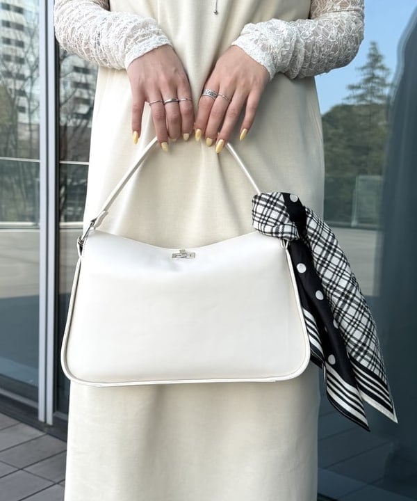 松本 佳菜子さんの「BEAMS WOMEN｜コットン シルク スカーフ」を使ったコーディネート