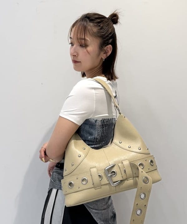 松本 佳菜子さんの「BEAMS WOMEN｜スタッズ ベルト バッグ」を使ったコーディネート