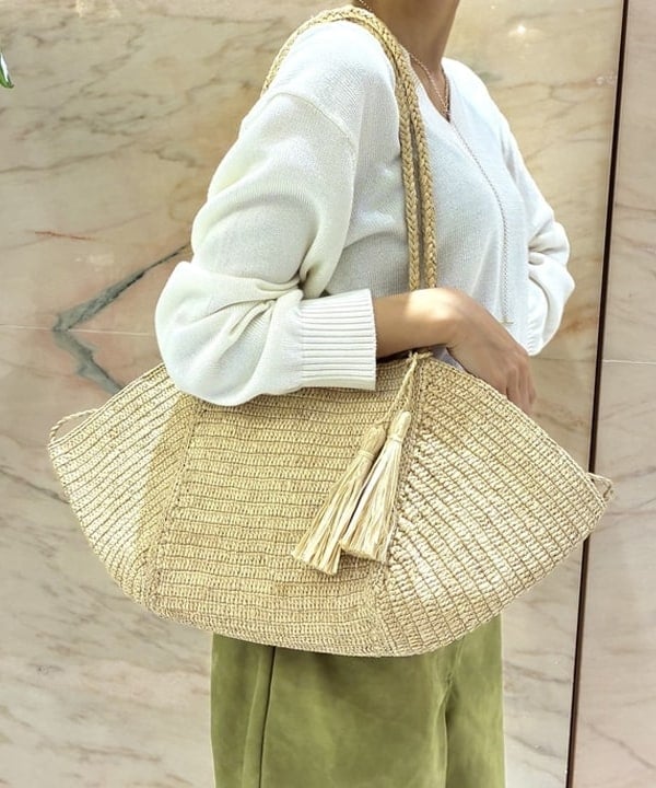 茂野 真楓さんの「BEAMS WOMEN｜コットンシルク Vネック プルオーバー」を使ったコーディネート