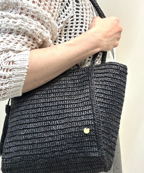 岩沢 珠代さんの「BEAMS WOMEN｜AK+1 / Vネック フレア ノースリーブ ワンピ―ス」を使ったコーディネート