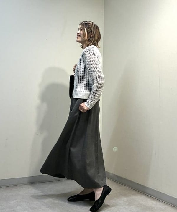 岩沢 珠代さんの「BEAMS WOMEN｜AK+1 / Vネック フレア ノースリーブ ワンピ―ス」を使ったコーディネート