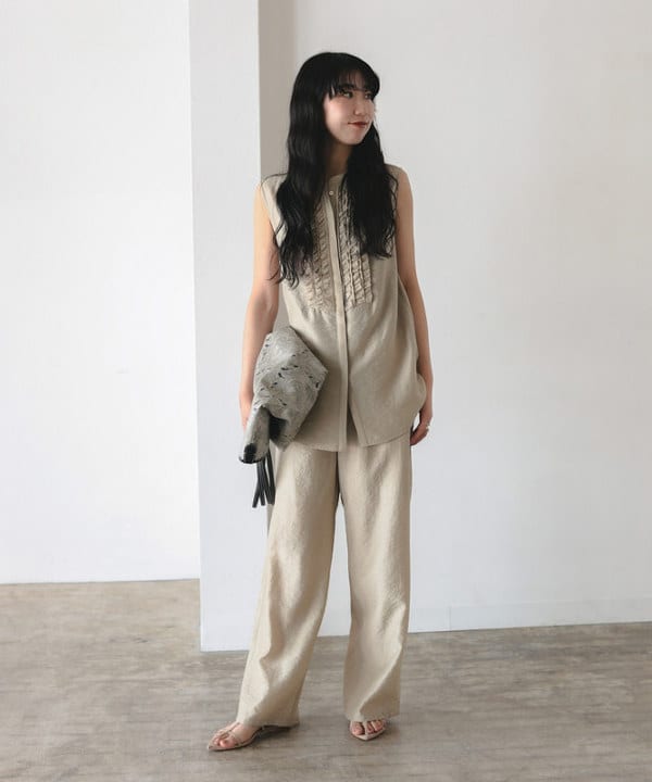 中丸　栞さんの「BEAMS WOMEN｜レーヨンリネン フリルヨーク ブラウス」を使ったコーディネート