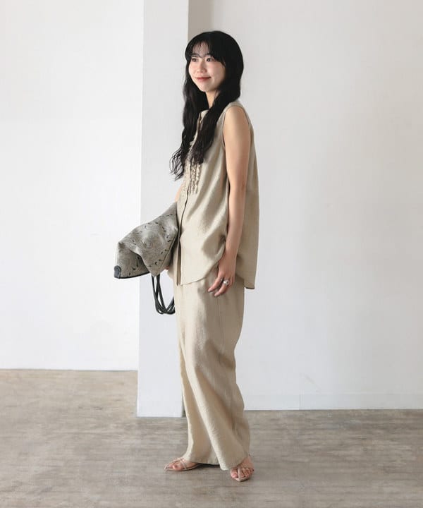 中丸　栞さんの「BEAMS WOMEN｜レーヨンリネン フリルヨーク ブラウス」を使ったコーディネート