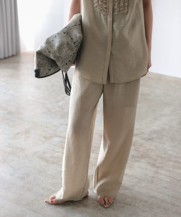 中丸　栞さんの「BEAMS WOMEN｜レーヨンリネン フリルヨーク ブラウス」を使ったコーディネート