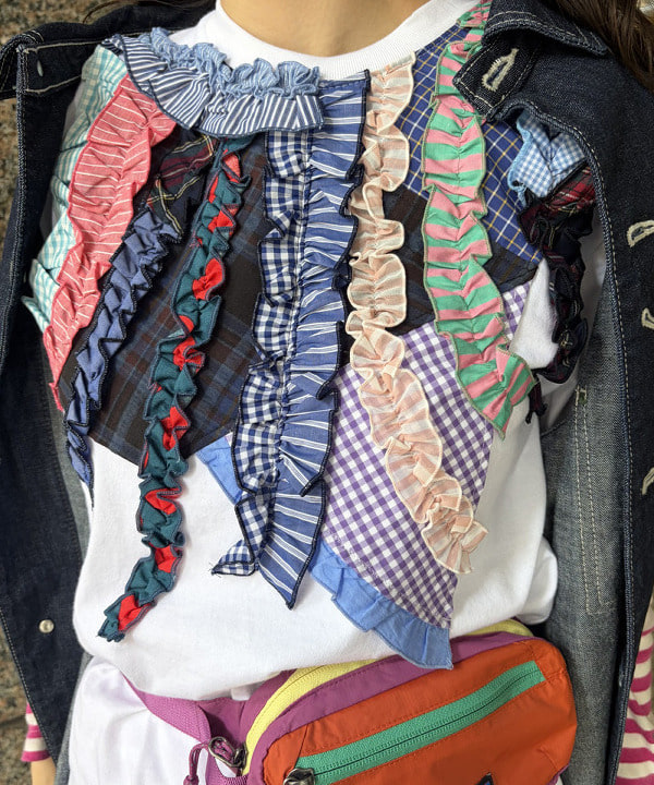 ばるたんさんの「BEAMS WOMEN｜【別注】TORI-TO / 縦フリル Ｔシャツ」を使ったコーディネート