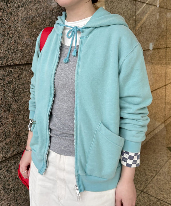 イシイ サオリさんの「BEAMS WOMEN｜【別注】Healthknit &times; maturely / トンプキンス フルジップ パーカー」を使ったコーディネート