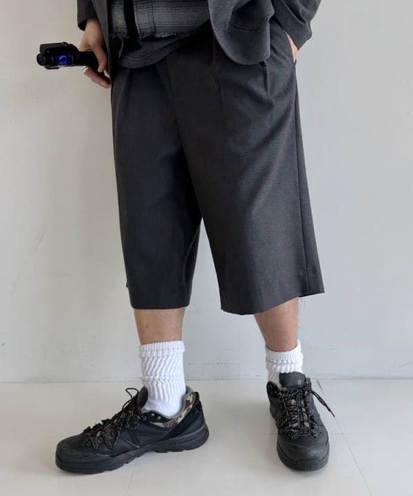 BAKU(東江 漠)さんの「BEAMS WOMEN｜【ワイドストレートフィット】ショート スラックス」を使ったコーディネート