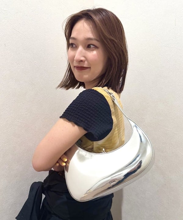 松本 佳菜子さんの「BEAMS WOMEN｜JW PEI / Harlee shoulder bag SILVER」を使ったコーディネート