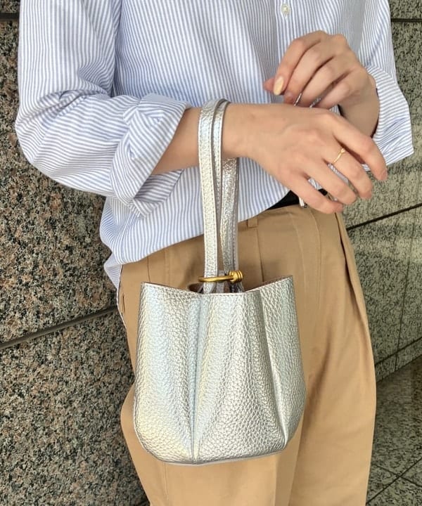 篠崎 香月さんの「BEAMS WOMEN｜AK+1 / コットン オックス シャツ」を使ったコーディネート