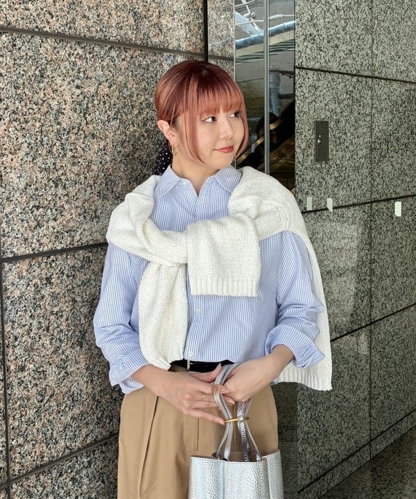 篠崎 香月さんの「BEAMS WOMEN｜AK+1 / コットン オックス シャツ」を使ったコーディネート