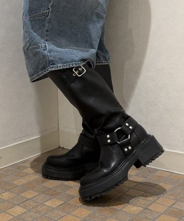 松本 佳菜子さんの「BEAMS WOMEN｜PUMA / 1976 マイクロ グリップ バッグ」を使ったコーディネート