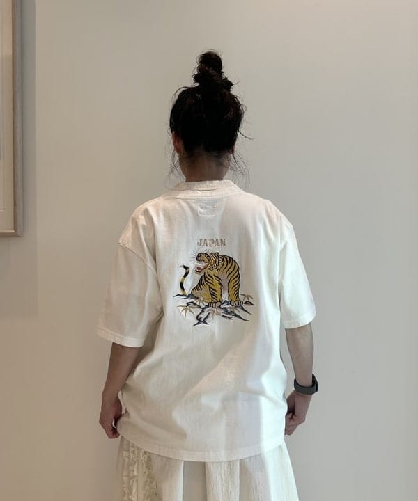 清水 彩乃さんの「BEAMS WOMEN｜【別注】テーラー東洋 / 50th 50％ スカジャン」を使ったコーディネート