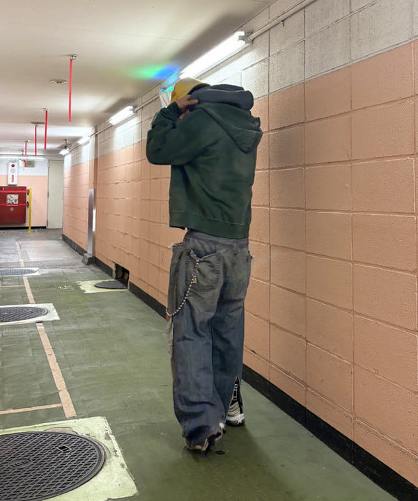 岡安 優馬さんの「BEAMS WOMEN｜フェード リベット フルジップアップ フーディ 【ワイドショートフィット】」を使ったコーディネート